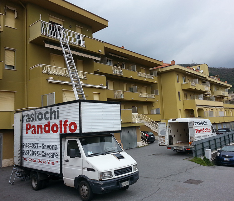 Servizi 1 - Traslochi a Savona traslochi pandolfo camion medio furgone montacarica - Traslochi a savona